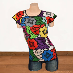 Blusa bordada a mano con flores y colibríes.