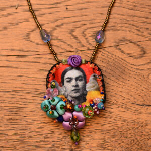 Collar de tela de Frida Kahlo con piedras de colores.