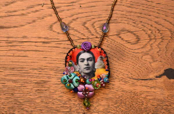 Collar de tela de Frida Kahlo con piedras de colores.